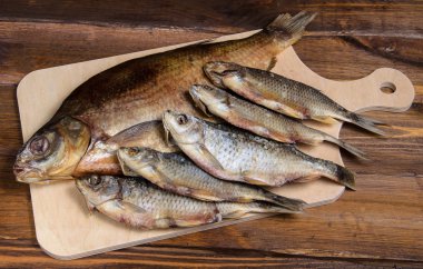 Tahta bir masada kurutulmuş balık.