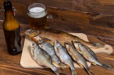 Bira ile ahşap arka plan üzerinde kuru balık