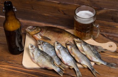 Bira ile ahşap arka plan üzerinde kuru balık