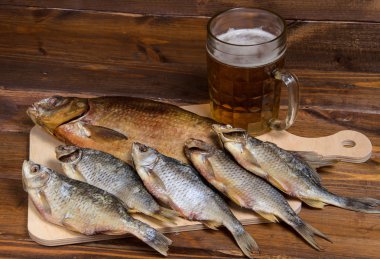 Bira ile ahşap arka plan üzerinde kuru balık