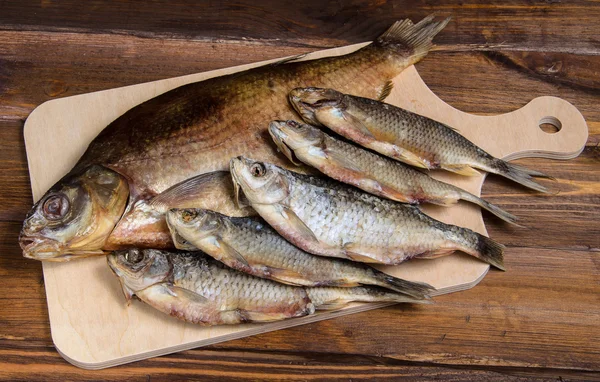 Tahta bir masada kurutulmuş balık.