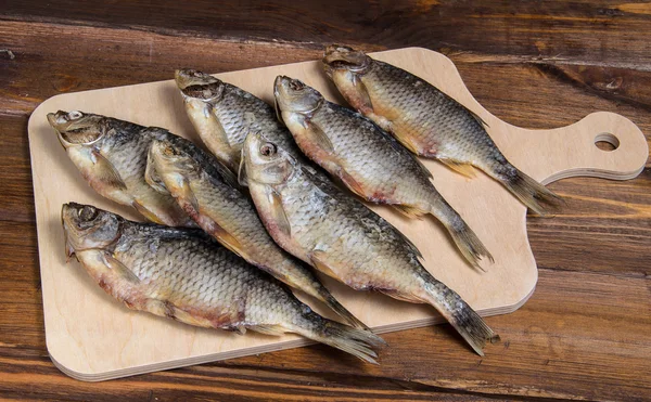 Gedroogde vis op een houten tafel — Stockfoto