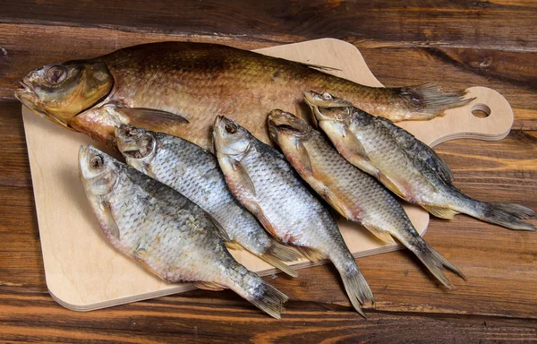 Poisson séché sur une table en bois — Photo