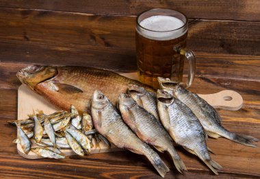 Bira ile ahşap arka plan üzerinde kuru balık