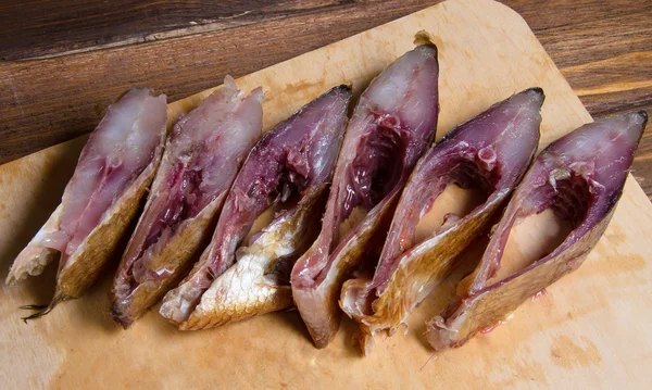 Tahta bir masada kurutulmuş balık.