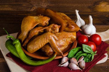 Izgara tavuk sebze ile ahşap üzerine ayarla