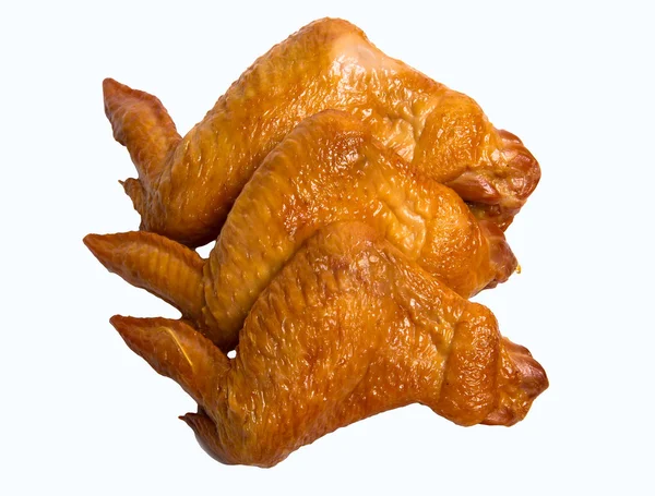 Tütsülenmiş tavuk kanatları beyaz arka planda izole edilmiş