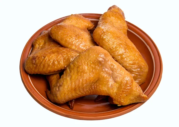 Tütsülenmiş tavuk kanatları beyaz arka planda izole edilmiş