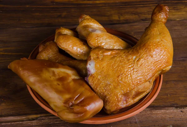 Geräuchertes Hühnchen auf Holz-Hintergrund — Stockfoto