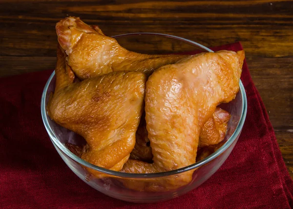 Füme tavuk üzerinde ahşap arka plan belirleme