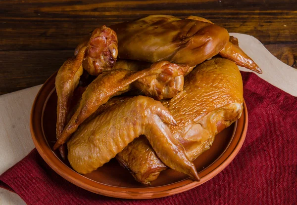 Geräuchertes Hühnchen auf Holz-Hintergrund — Stockfoto