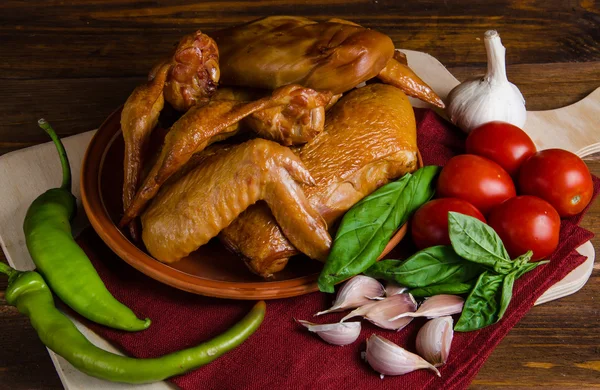 Izgara tavuk sebze ile ahşap üzerine ayarla