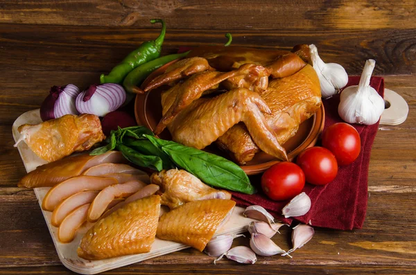 Gegrilltes Hühnchen mit Gemüse auf Holz — Stockfoto