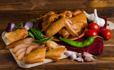 Izgara tavuk sebze ile ahşap üzerine ayarla