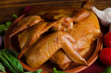 Izgara tavuk sebze ile ahşap üzerine ayarla