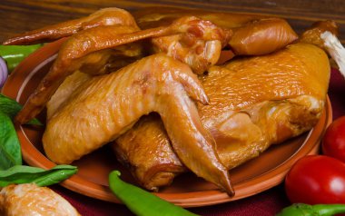 Izgara tavuk sebze ile ahşap üzerine ayarla