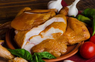 Izgara tavuk sebze ile ahşap üzerine ayarla