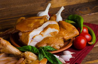 Izgara tavuk sebze ile ahşap üzerine ayarla