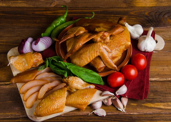 Izgara tavuk sebze ile ahşap üzerine ayarla