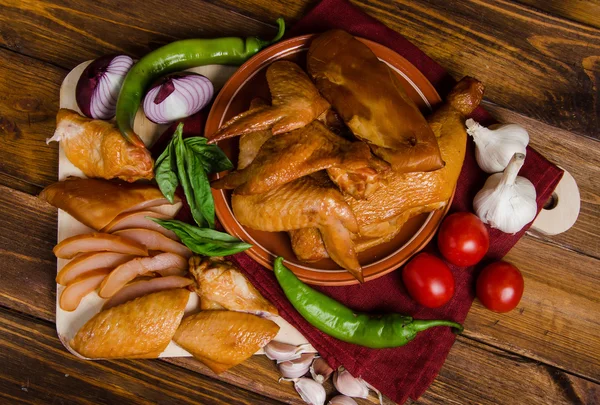 Gegrilltes Hühnchen mit Gemüse auf Holz — Stockfoto