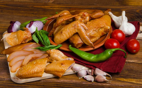Gegrilltes Hühnchen mit Gemüse auf Holz — Stockfoto