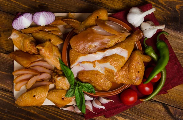 Izgara tavuk sebze ile ahşap üzerine ayarla