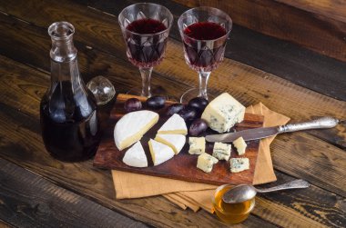 Üzüm ve şarap ahşap üzerine Peynir tabağı