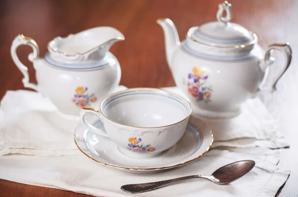 ahşap üzerine çay seti