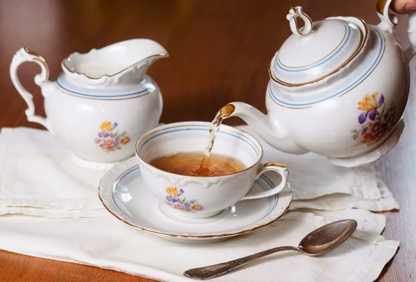 Çay kompozisyon, çay seti, ahşap üzerine siyah çay