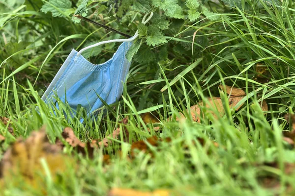 Environmental Pollution Disposable Surgical Face Mask Covid Thrown Away Lost — Stock Photo, Image