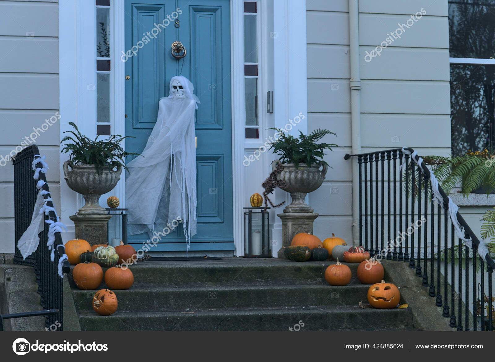 Cara Abóbora Assustadora Halloween Com Vela Acesa Uma Mesa Noite fotos,  imagens de © Deliris #432888892