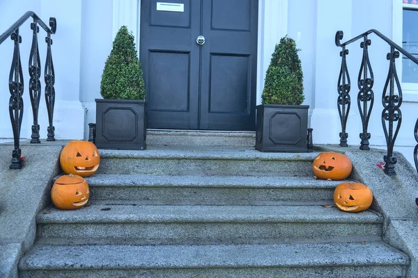 Straszne Piękne Dekoracje Halloween Wielu Dyń Płonące Świece Schodach Obok — Zdjęcie stockowe