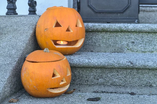 Två Vackra Halloweenpumpor Med Brinnande Ljus Inne Trappan Bredvid Dörren — Stockfoto