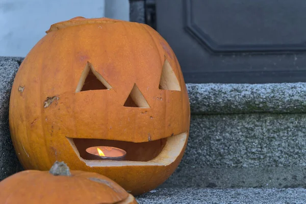 Närbild Vackra Halloween Pumpa Med Brinnande Ljus Inne Trappan Bredvid — Stockfoto