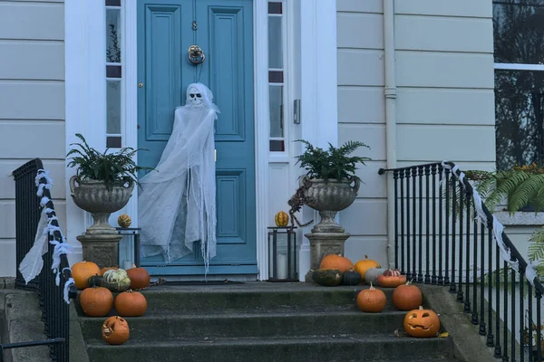 Gruselige Und Wunderschöne Halloween Dekoration Mit Vielen Kürbissen Brennenden Kerzen — Stockfoto