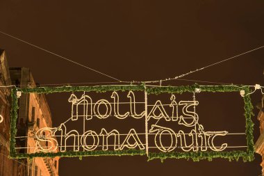Nollaig shona dhuit Noel ışıkları. İrlanda dilinde yazılmış Mutlu Noeller tabelası Grafton Caddesi, Dublin, İrlanda. Boşluğu kopyala