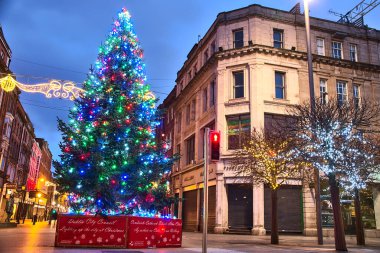 Dublin, İrlanda - 19 Aralık 2020: Noel Ağacı 'nın ışıkları O' Connell Caddesi 'nde ve Henry Caddesi' nde sabahın erken saatlerinde
