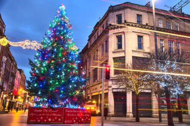 Dublin, İrlanda - 19 Aralık 2020: Noel Ağacı 'nın ışıkları O' Connell Caddesi 'nde ve Henry Caddesi' nde sabahın erken saatlerinde