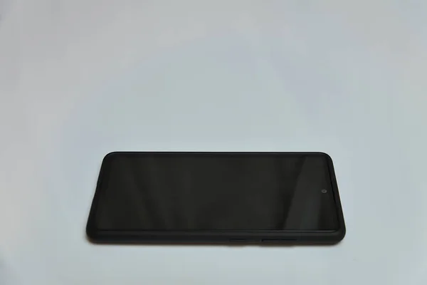 コピースペースで白い背景に隔離されたブラックモバイルスマートフォン — ストック写真