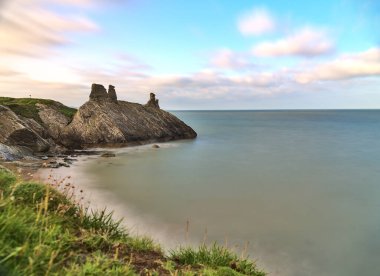 Wicklow kıyı şeridi, South Quay, Corporation Lands, Co. Wicklow, İrlanda 'daki deniz manzarası ve Kara Kale harabelerinin şaşırtıcı derecede alçak görünümü.
