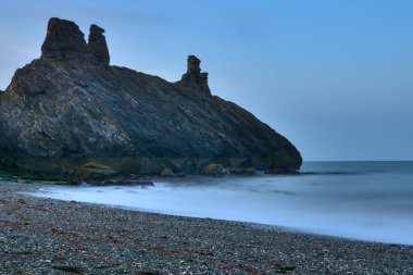 Deniz manzarası ve Kara Kale kalıntıları, South Quay, Corporation Lands, Co. Wicklow, İrlanda. Wicklow kıyı şeridi