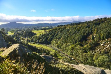 Güzel bir kır manzarası, dağların bulutlarda yıkandığı güzel bir Ekim günü, Birleşik Wicklow, İrlanda. COVID kısıtlamaları altında seyahat ediyor. Yolun havadan görünüşü