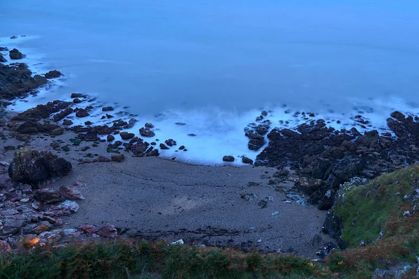 Schöne Langzeitbelichtung Abend Draufsicht Auf Einen Winzigen Versteckten Strand Entlang — Stockfoto