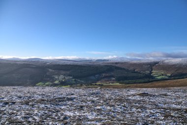 Soğuk güneşli bir günde İrlanda 'nın Dublin Dağları' ndaki Peri Kalesi 'nden (Two Rock Mountain) görülen Wicklow Dağları' nın muhteşem geniş açılı görüntüsü. İrlanda kış manzarası