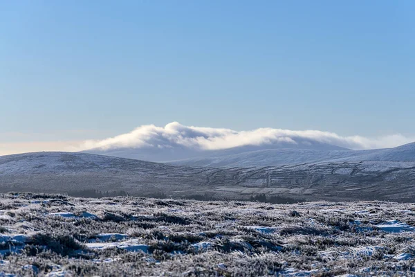 Soğuk güneşli bir günde İrlanda 'nın Dublin Dağları' ndaki Peri Kalesi 'nden (Two Rock Mountain) Wicklow Dağları' nın inanılmaz geniş açılı görüntüsü