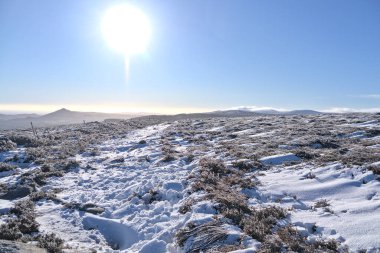 Soğuk güneşli bir günde İrlanda 'nın Dublin Dağları' ndaki Peri Kalesi 'nden (Two Rock Mountain) Wicklow Dağları' nın inanılmaz geniş açılı görüntüsü. Nadir İrlanda kış manzarası. Alışılmadık İrlanda kışı