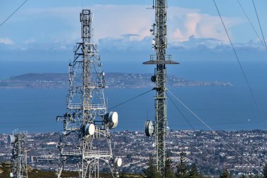 İrlanda 'nın Dublin Dağları' ndaki Peri Kalesi 'nden (Two Rock Mountain) görüntülenen Üç Rock TV vericisi anteninin güzel manzarası. Tek hücreli kule. Dikey görünüm. Arka planda nasıl. Hava Dublini