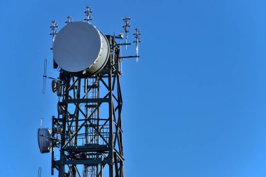 İrlanda 'nın Dublin Dağları' ndaki Peri Kalesi 'nden (Two Rock Mountain) Üç Kaya TV vericisi anteninin güzel yakın görüntüsü. Açık mavi gökyüzüne karşı tek hücresel kule