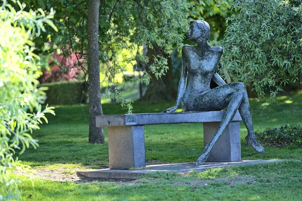 爱尔兰都柏林 2021年4月30日 都柏林大学学院 University College Dublin 的集合雕塑在Ucd湖畔的各种绿色春色的美丽前景 坐在长椅上的妇女雕塑 — 图库照片
