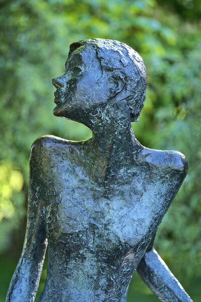 Дублин, Ирландия - 30 апреля 2021 года: Красивый крупным планом вертикальный вид на рандеву скульптуры в Университетском колледже Дублина в различных зеленых цветах весной рядом с UCD озера